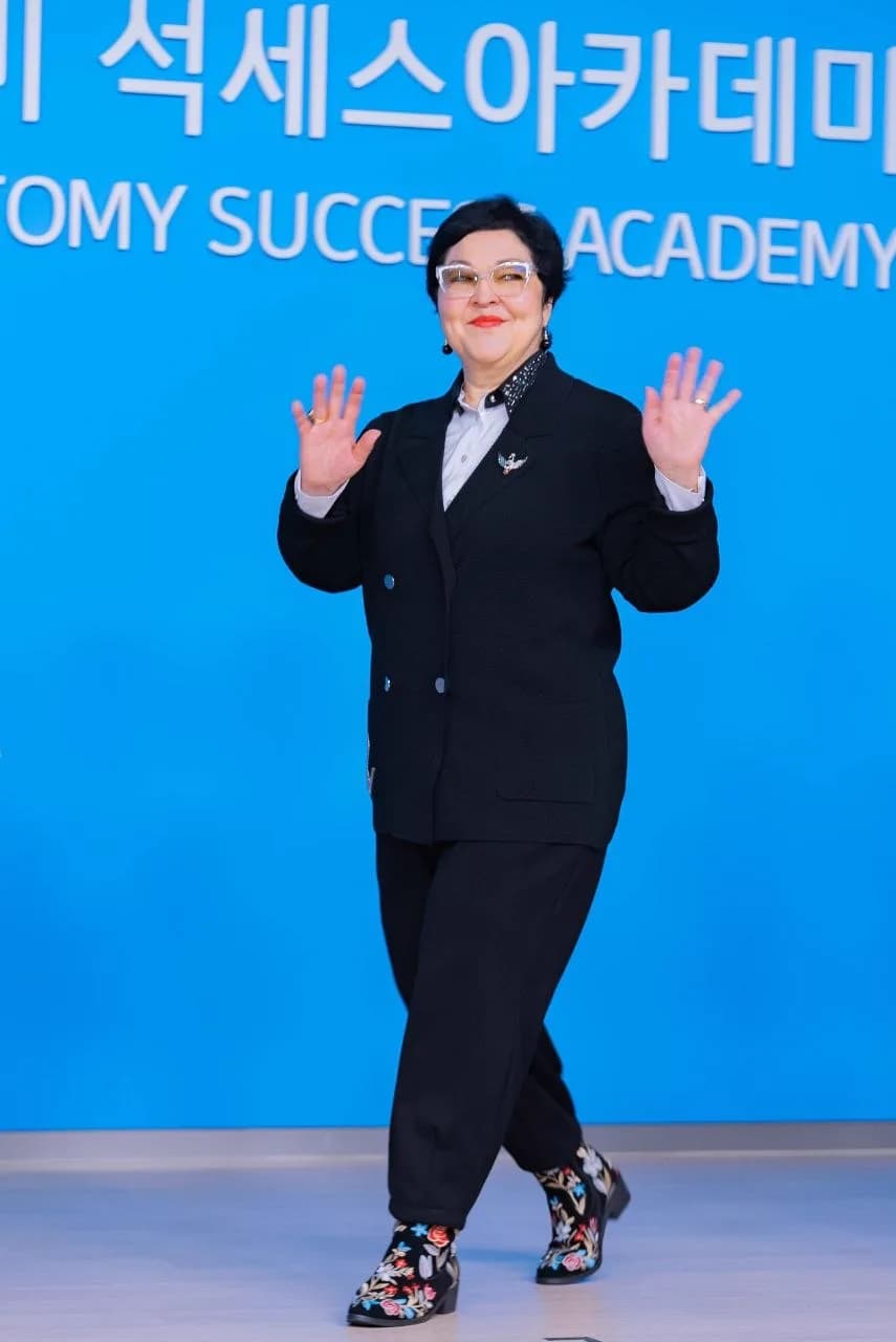 Дина Ескаирова на сцене Atomy Success Academy